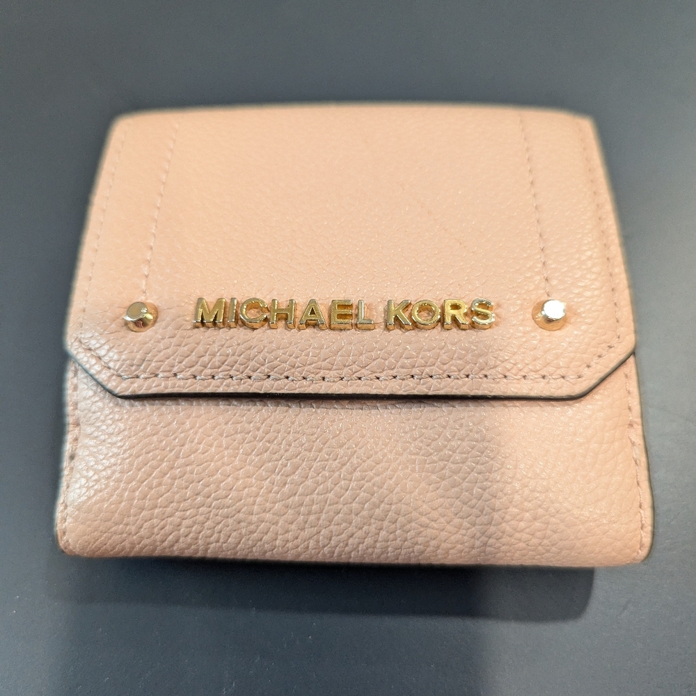 Micheal kors wallet in excellent condition!